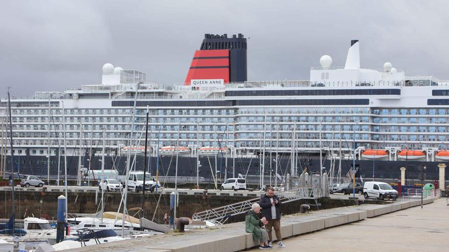 El &#039;Queen Anne&#039; recala en A Coruña como primer puerto en su travesía inaugural