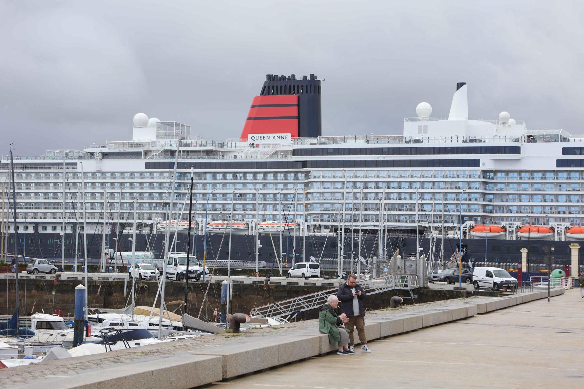 El &#039;Queen Anne&#039; recala en A Coruña como primer puerto en su travesía inaugural