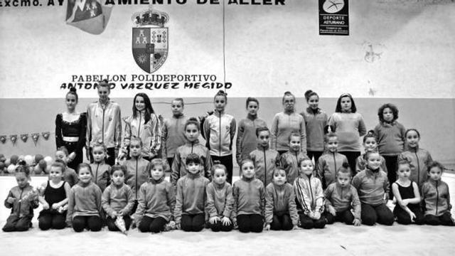 Las gimnastas del Club Rítmica Valle de Aller, tras una exhibición. / Club Rítmica Valle de Aller