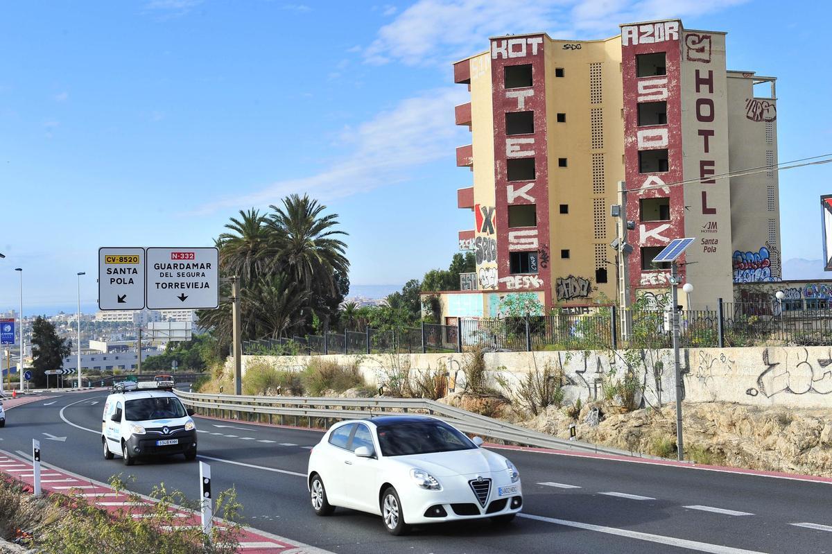 El abandonado Hotel Rocas Blancas de Santa Pola, en imagen de archivo