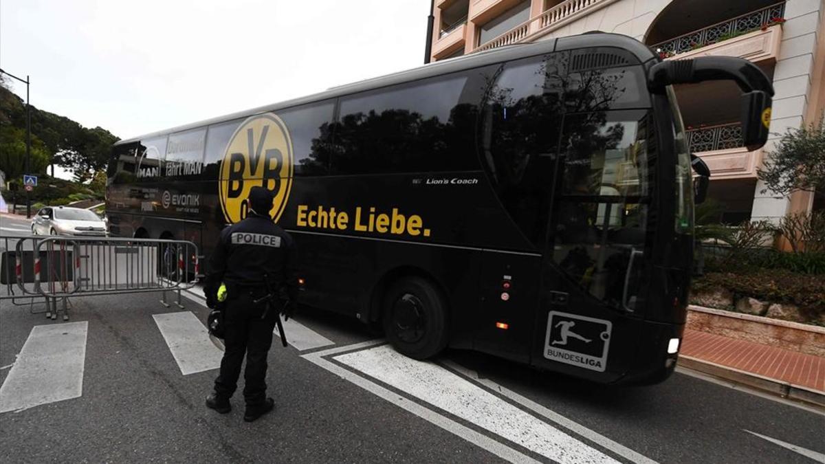 El autocar del Dortmund llegando al estadio Louis II