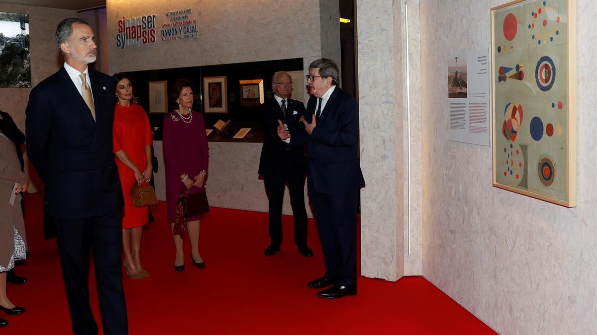 El Rey Felipe VI mira atentamente los dibujos de Cajal