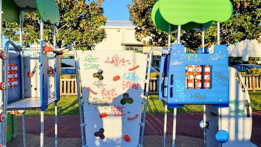 Pintadas en el parque infantil.  | // L.O.