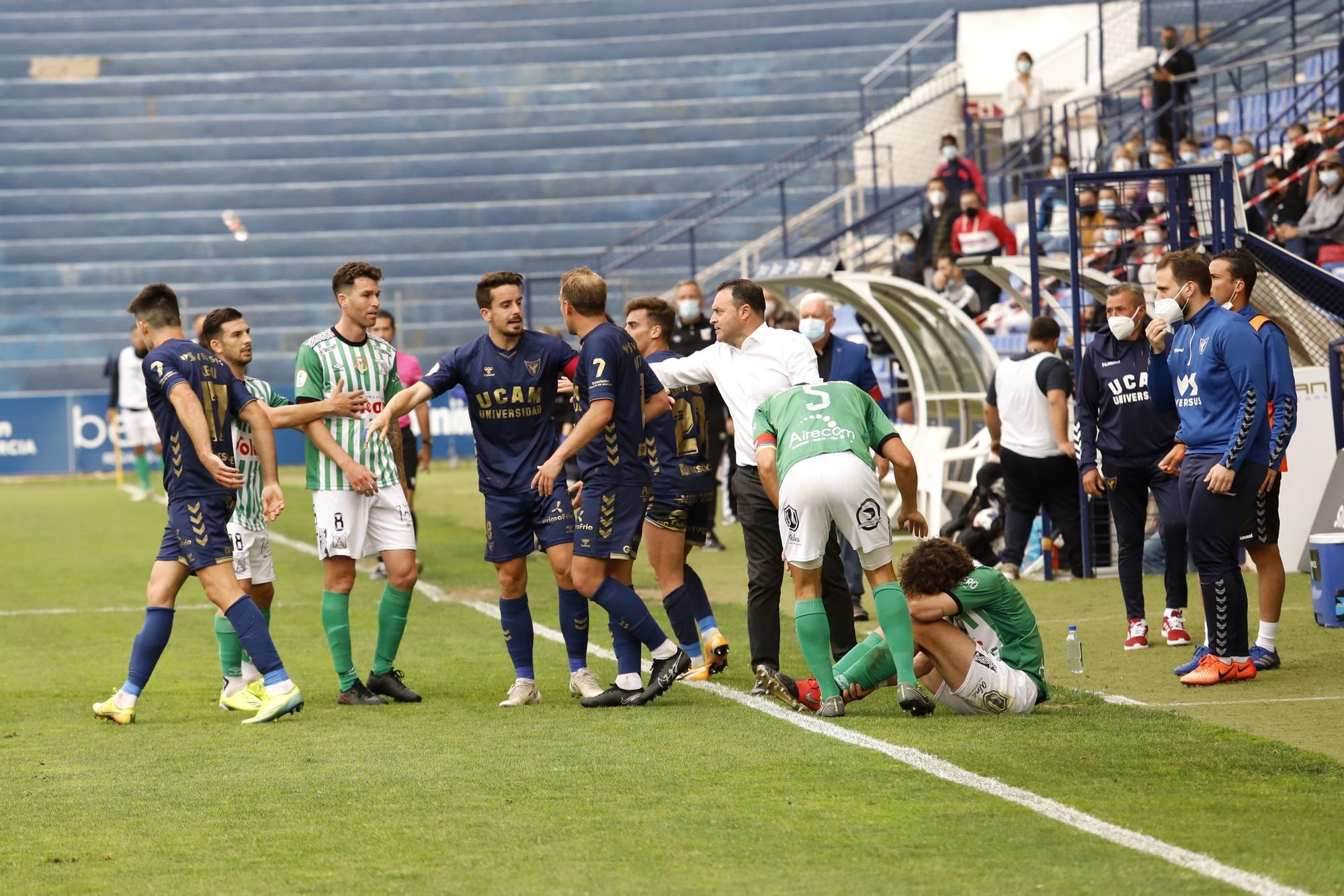 El UCAM Murcia vence y certifica su presencia en el play off (3-2)