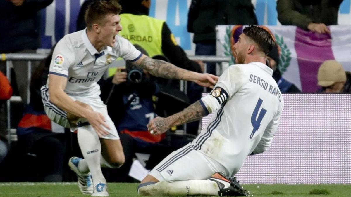 Kroos y Ramos celebran el gol del triunfo del Madrid ante el Deportivo