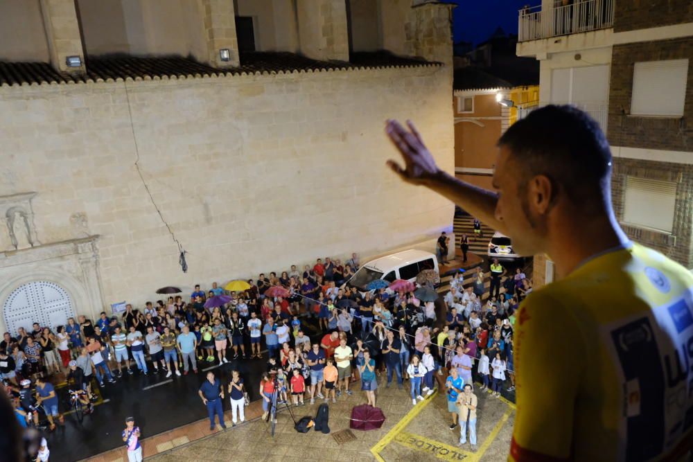 El campeón de las Vueltas a Portugal y Asturias, y subcampeón en la Comunidad de Madrid, recibe un caluroso homenaje por sorpresa en su pueblo natal