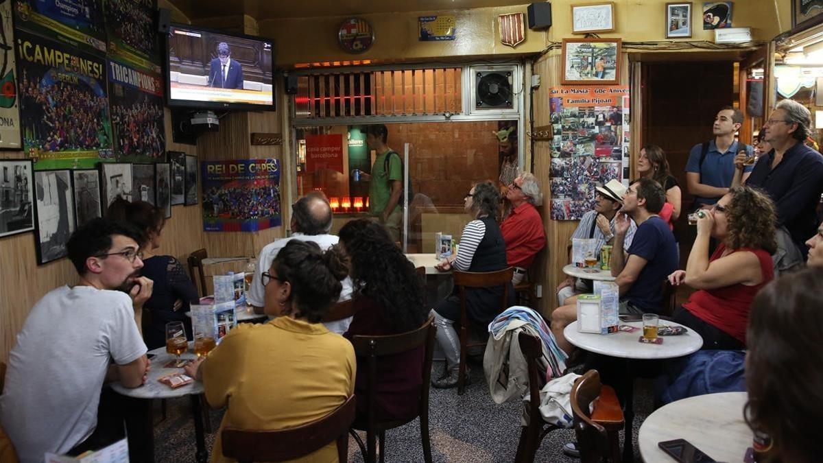 Retransmisión del discurso de Puigdemont en el bar La Masia.