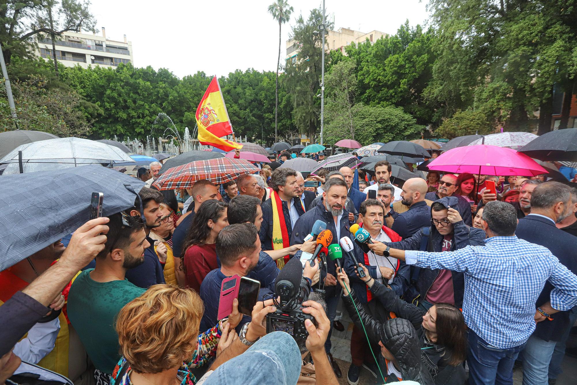 Baño de masas de Abascal en mitad de la lluvia en Orihuela