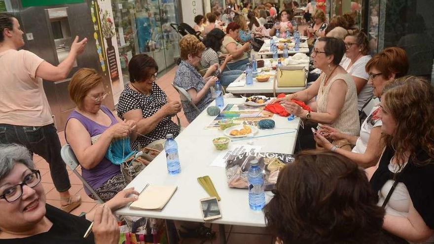 Participantes en el Día de la Calceta en Público, que tuvo lugar en las galerías Oliva. // Rafa Vázquez