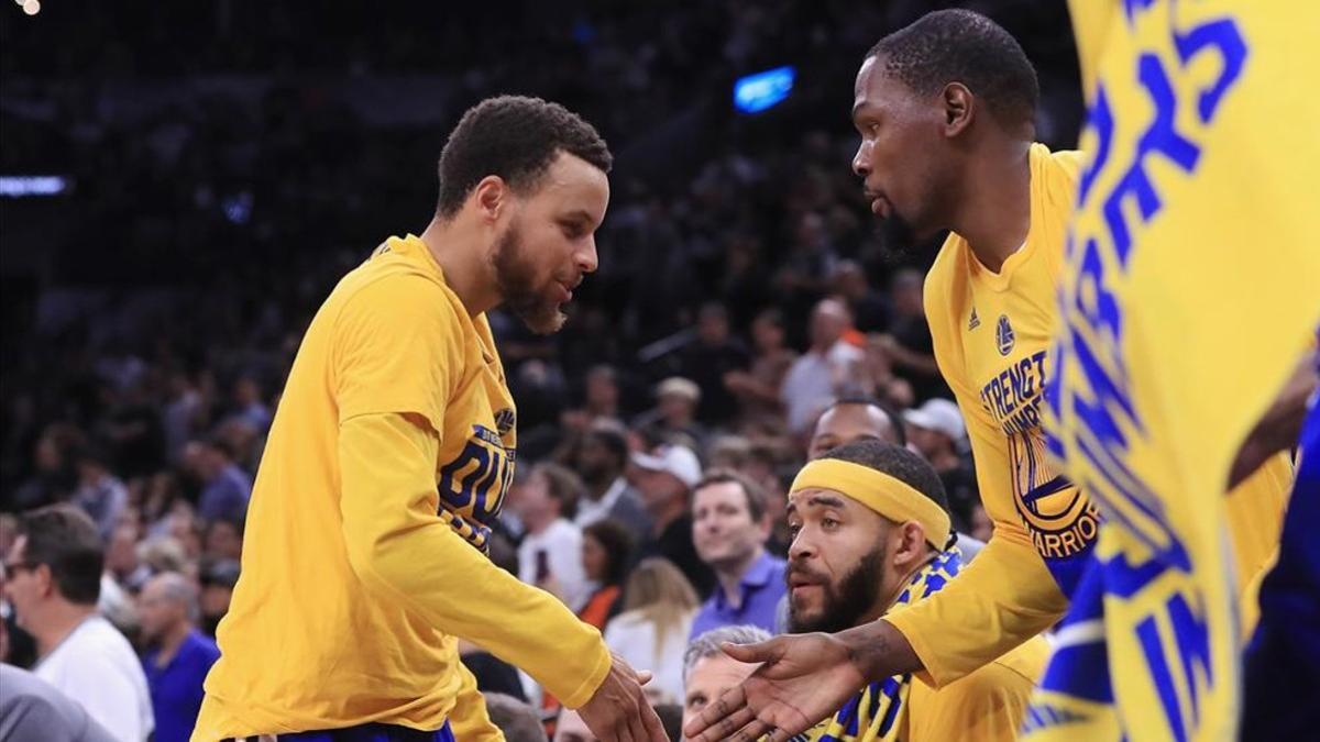 Durant celebra con Curry el título de Campeones de Conferencia