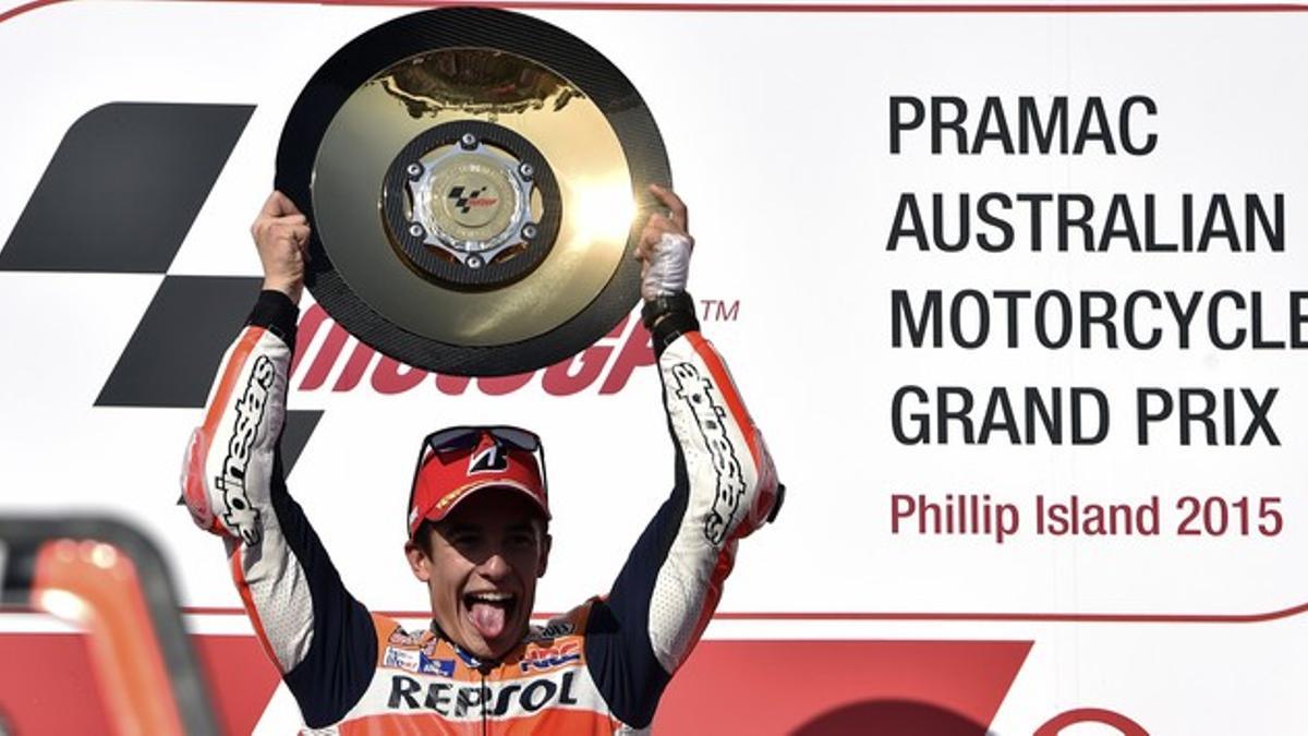 Marc Márquez celebra en el podio de Phillip Island su victoria en el Gran Premio de Australia de MotoGP