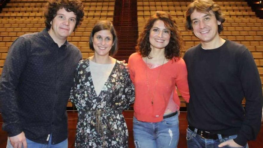 Xosé Antonio Touriñán, Sonia Outón, Ledicia Sola y Javier Veiga, en el Auditorio Municipal. // Noé Parga