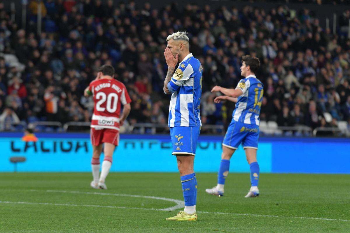 Un Dépor estéril cae ante el Granada en Riazor (0-2)
