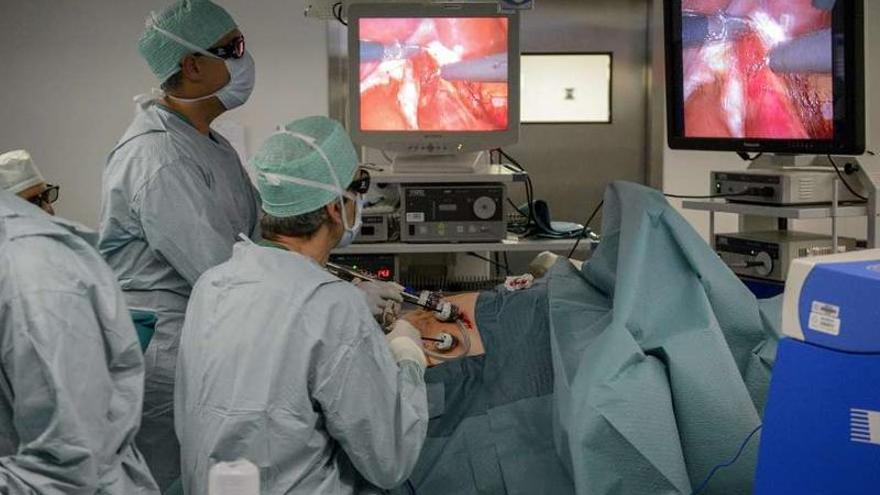 Cirugía laparoscópica 3 D en el CHUO, seguida por cuarenta médicos de Galicia y Portugal.