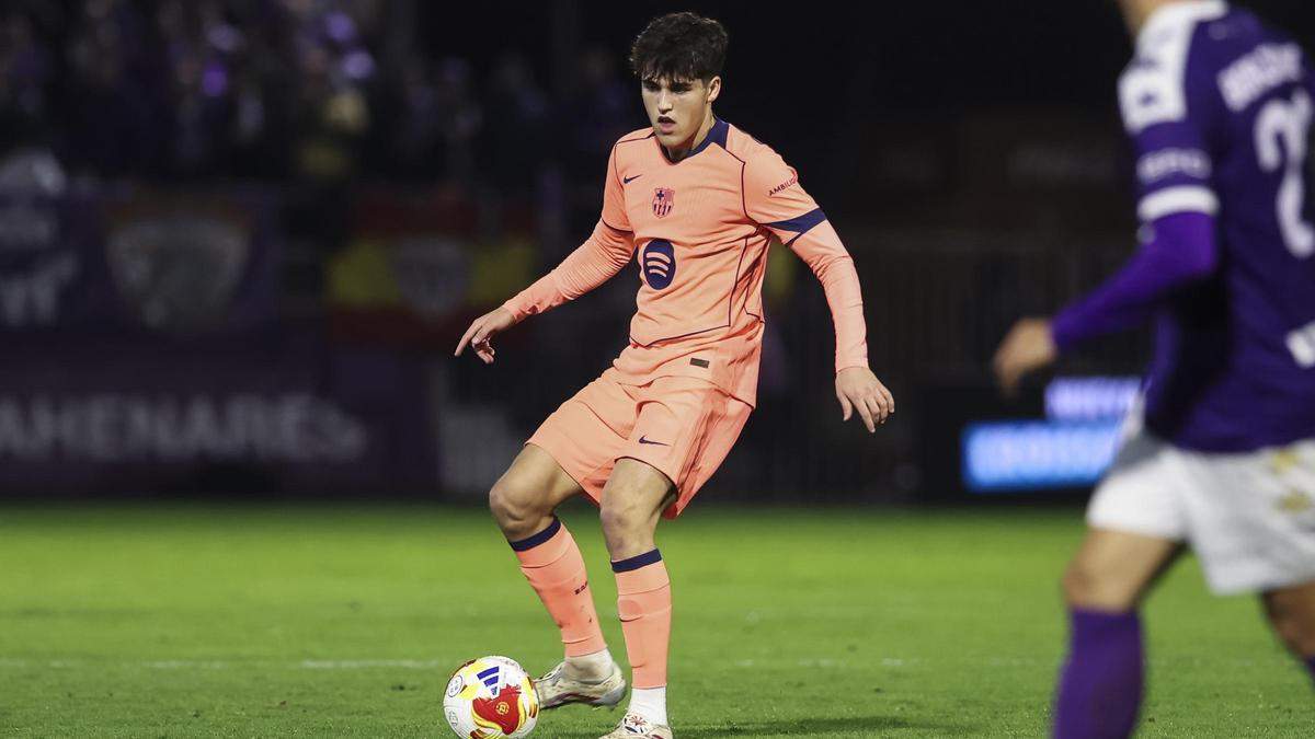 Pau Cubarsí controla una pilota durant el partit de Copa de dijous a Guadalajara