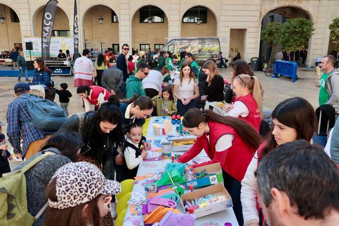 Así se celebra el Día Internacional contra el Cáncer Infantil en la Plaza del Ayuntamiento
