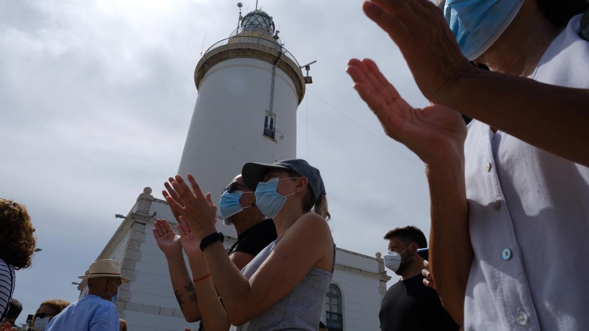 Los malagueños abrazan la Farola, amenazada por el rascacielos del Puerto