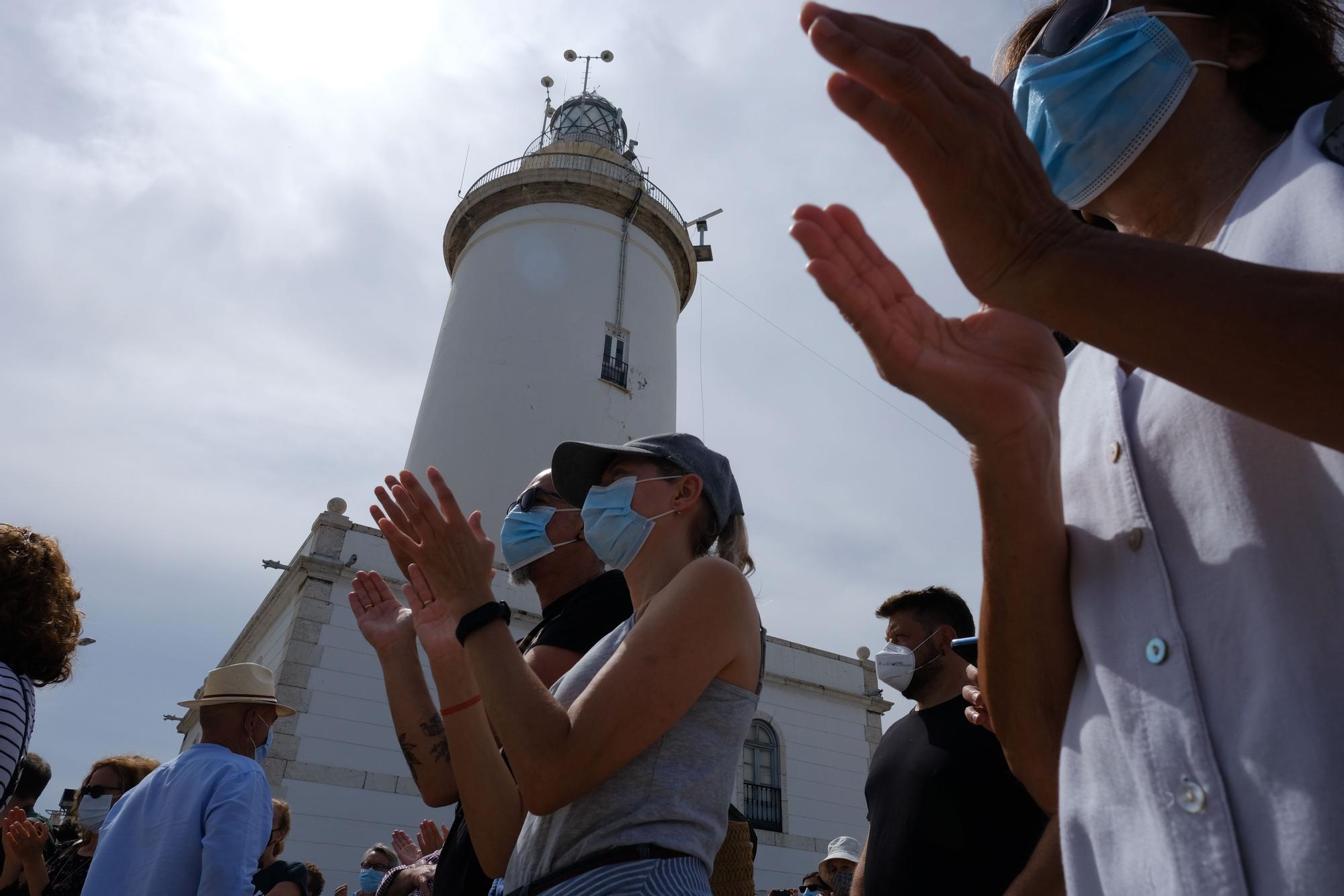 Unos 300 malagueños dan su abrazo a la Farola, que se apagará con la llegada del rascacielos