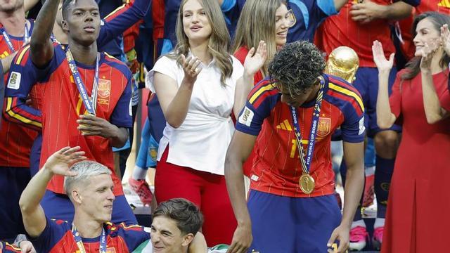 La princesa Elionor i la infanta Sofia, juntament amb la reina Letícia, a la celebració amb els jugadors.