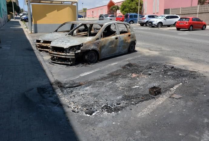 27/08/2018 TELDE. Coches quemados en Jinamar. ...