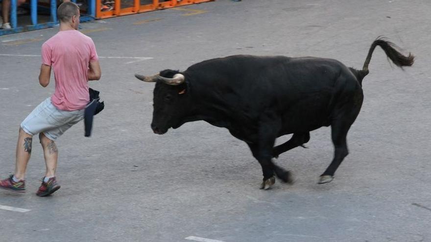 Un joven en los &#039;bous al carrer&#039;, imagen de archivo