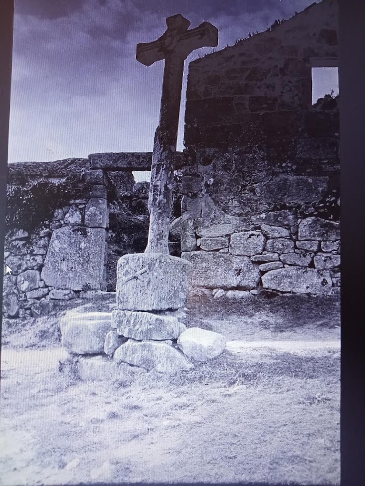 El cruceiro con la inscripción «Juan de Colón 1490», una de las pruebas de que existía el apellido Colón en Pontevedra en la época de la llegada a América.