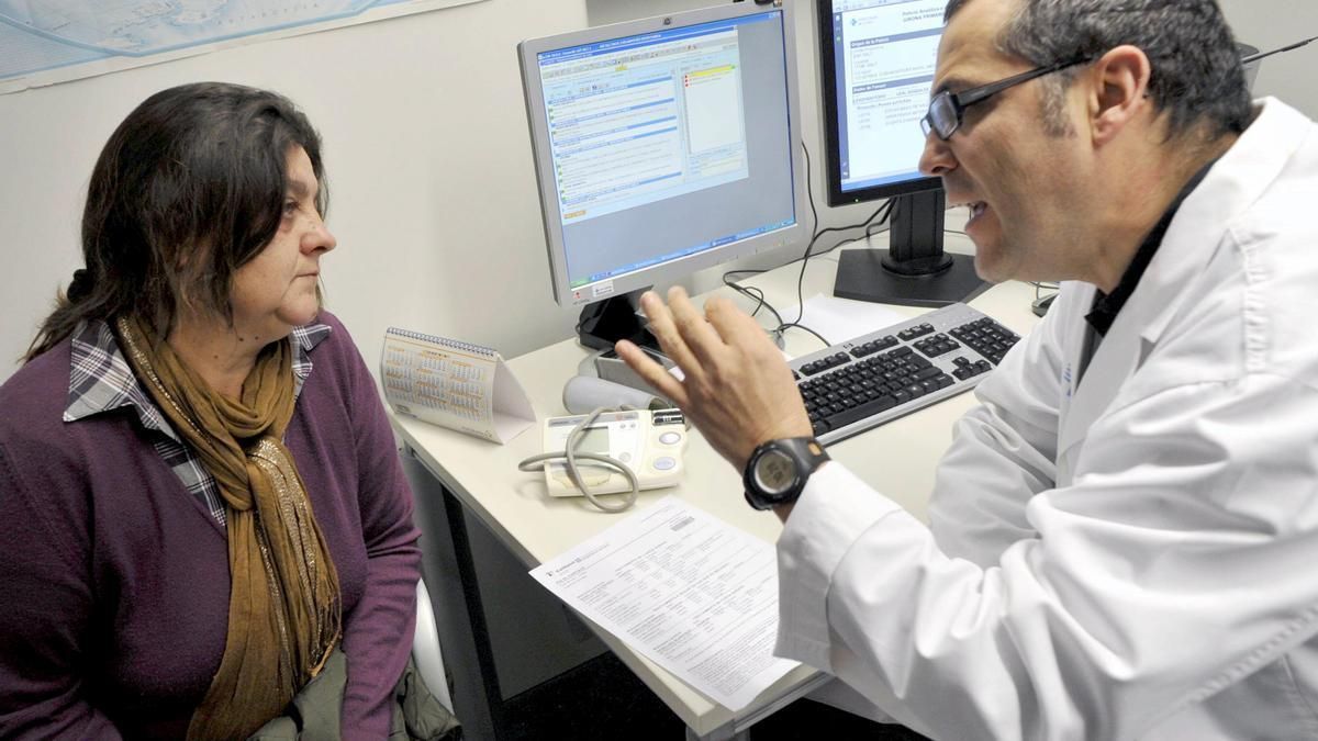 Un médico pasa consulta con una paciente
