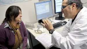 Un médico pasa consulta con un paciente en un centro de salud.