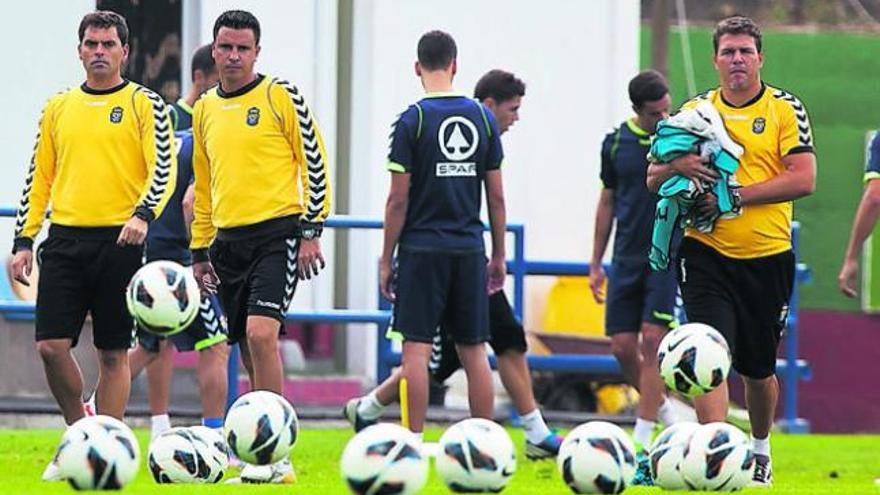 Manu Sayabera, el segundo por la izquierda, junto a Sergio Lobera y Juan Carlos Socorro, en un entrenamiento reciente en Barranco Seco. | quique curbelo