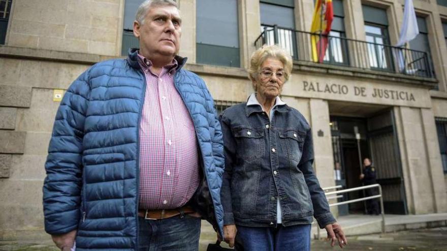 Manuel Fernández y su madre, Fidelina Campos, a la que estafaron 45.200 euros. // Brais Lorenzo