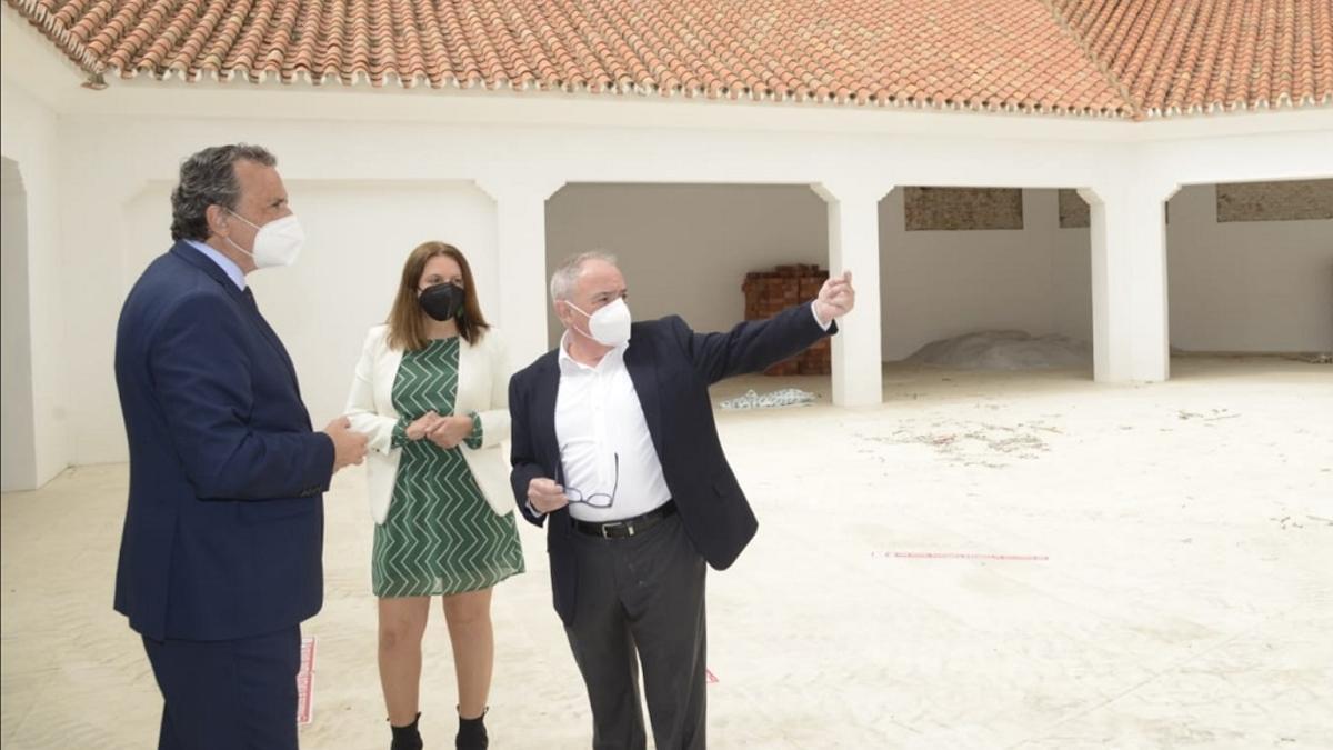 El restaurador José Gómez explica su proyecto para gestionar el mercado Sabor a Málaga al alcalde de Torremolinos, José Ortiz, y la edil Maribel Tocón.