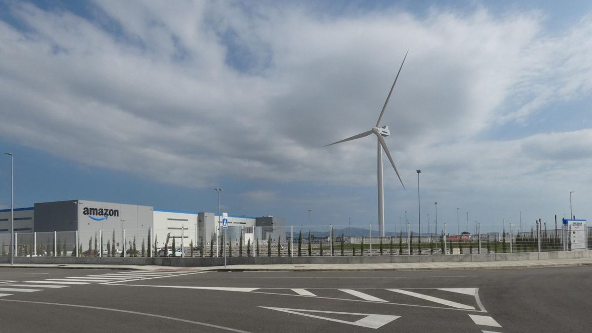 Simulació de l'aerogenerador que Amazon vol instal·lar al seu centre logístic del Far d'Empordà.