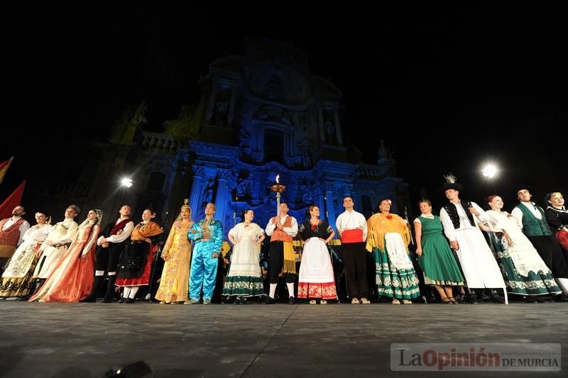 La Antorcha de la Amistad y el Moneo brillan en colores con motivo de este Festival Internacional de Folclore