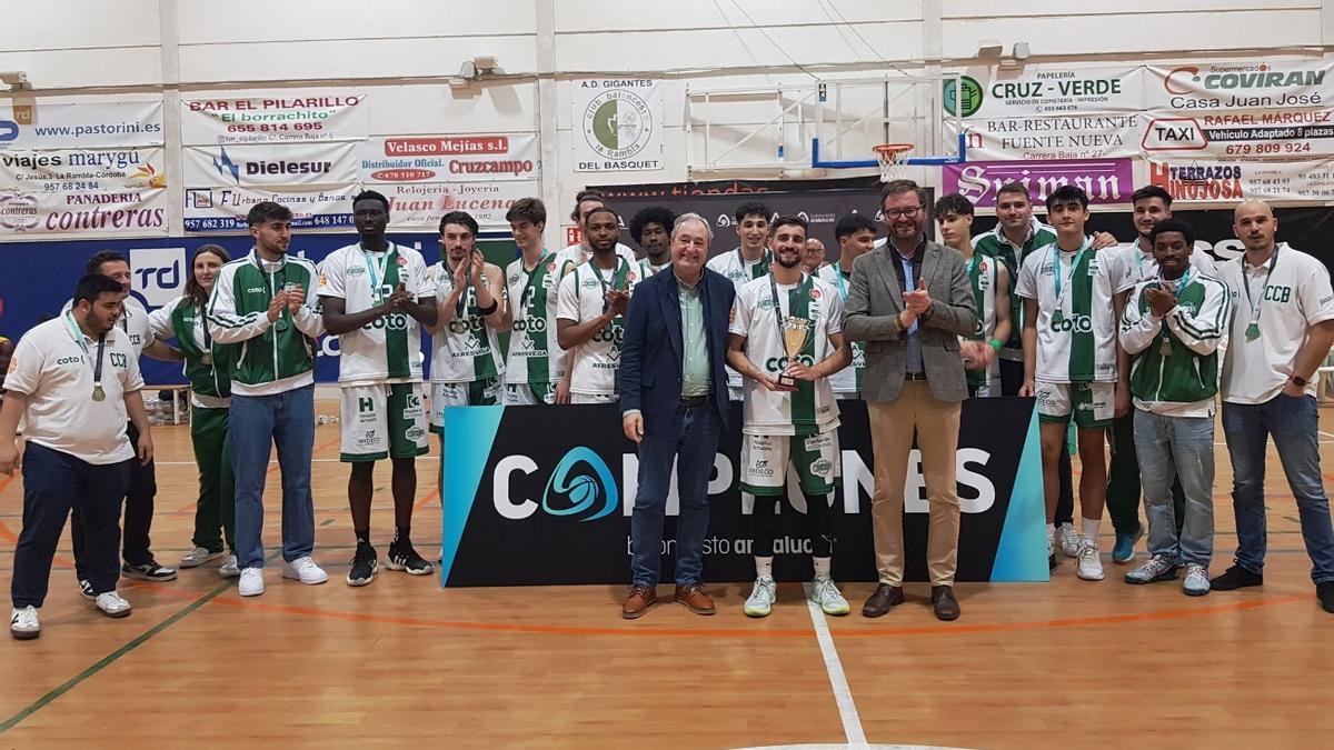 El Coto Córdoba, con el trofeo de campeón.