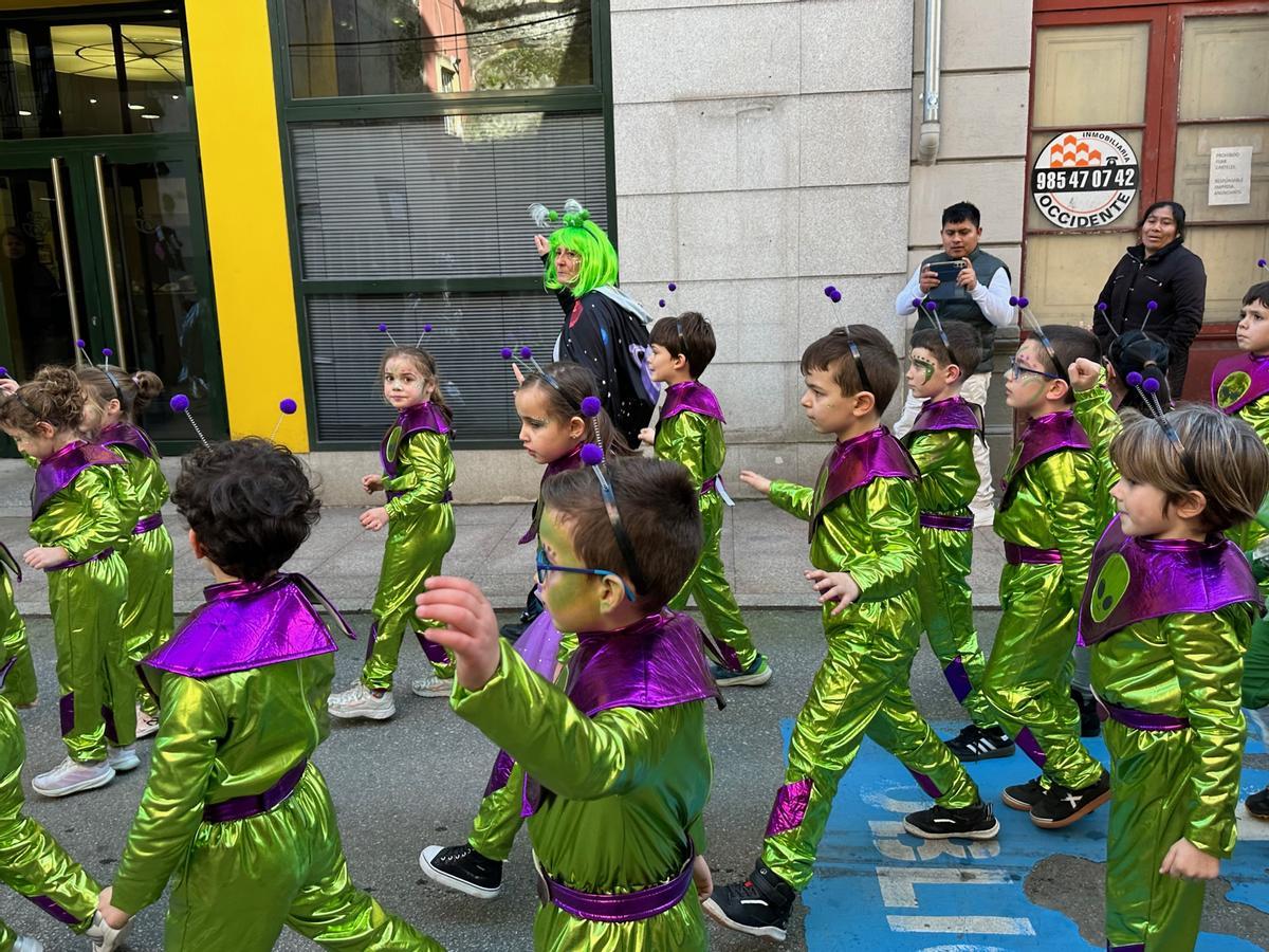 En imágenes: el creativo desfile de carnaval de los colegios de Luarca