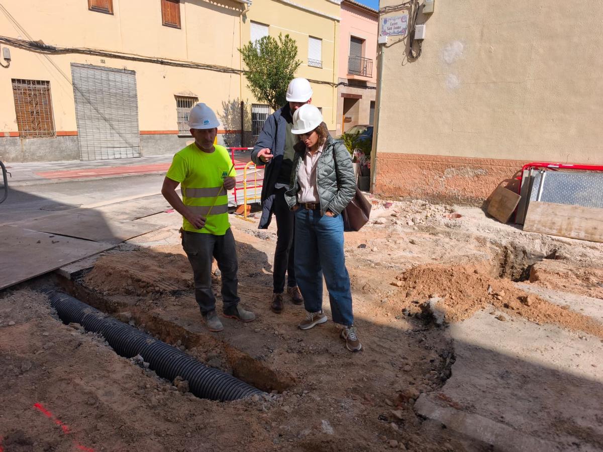El alcalde y la arquitecta municipal supervisan las obras en Beniflà