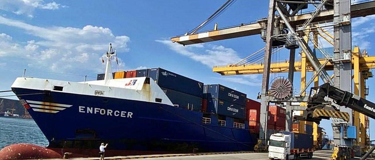 El &quot;Enforcer&quot;, ayer en la terminal de contenedores de Gijón, en la primera escala de la línea de Containerships.