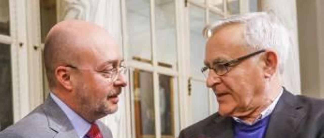 Ignacio Soler y Joan Ribó, ayer en el Salón de Cristal del Ayuntamiento.