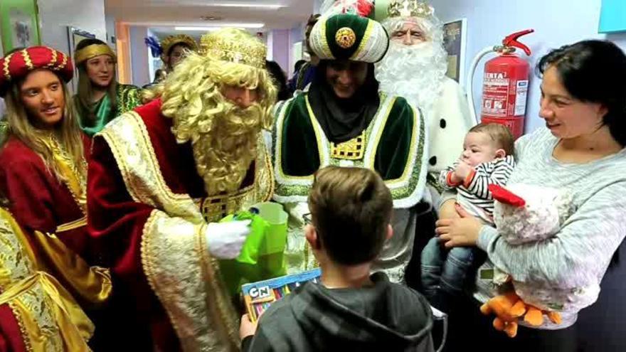 Los Reyes Magos visitan a los niños en el Hospital Vega Baja