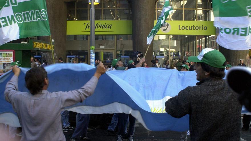 El Gobierno de Milei suspende la compra de la filial argentina de Telefónica.