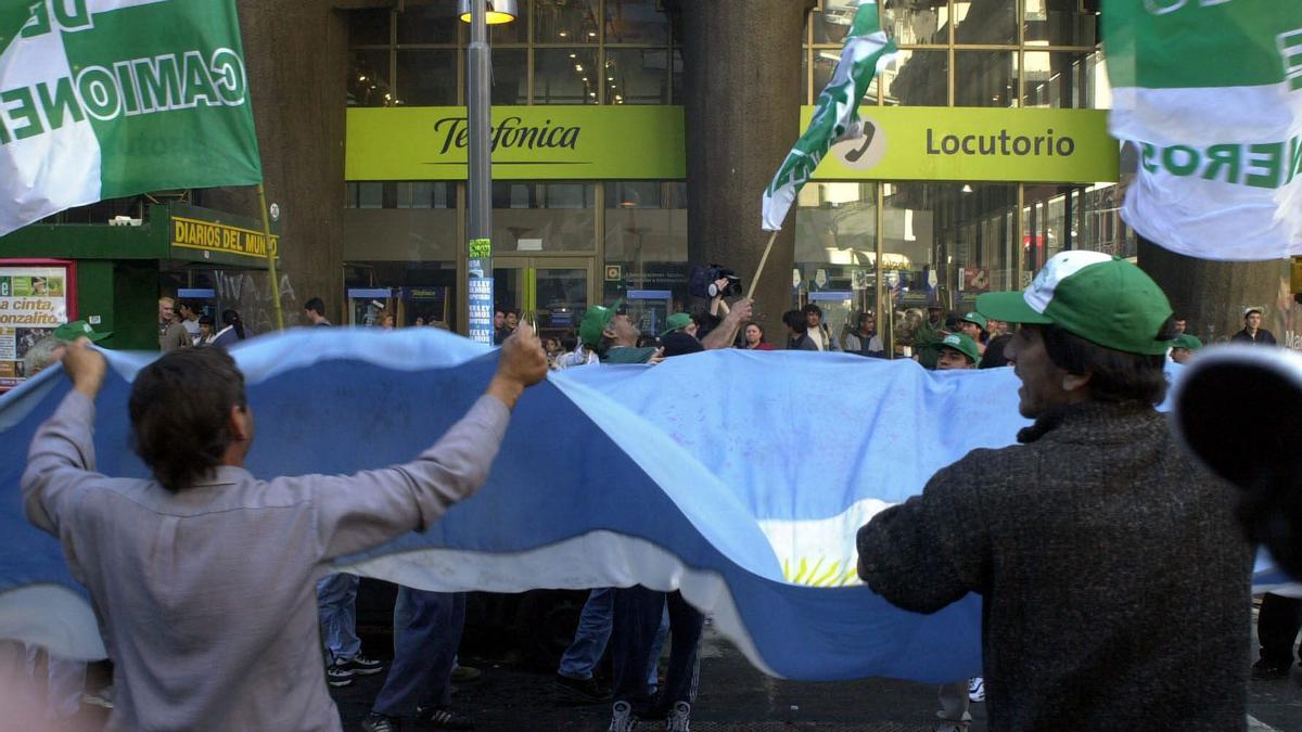 El Gobierno de Milei suspende la compra de la filial argentina de Telefónica.