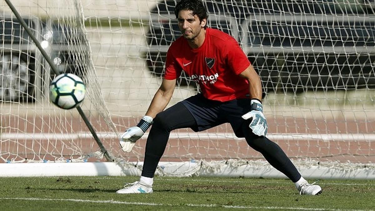 Cenk Gonen, durante un entrenamiento con el Málaga CF.