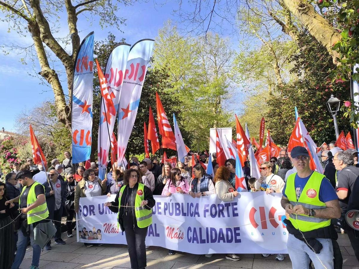 Manifestantes por la sanidad pública este domingo en Santiago.