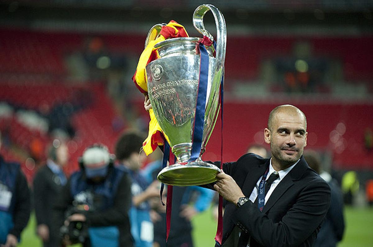 Pep Guardiola aixecant ’l’orelluda’ a l’Estadi de Wembley en la final de la Champions entre el Manchester United i el Barça, el maig del 2011.