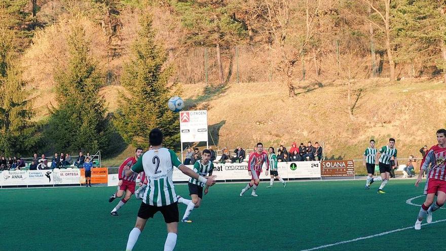 El Base Roses rescata un punt insuficient en el camp del cuer Campdevànol en ple Carnaval