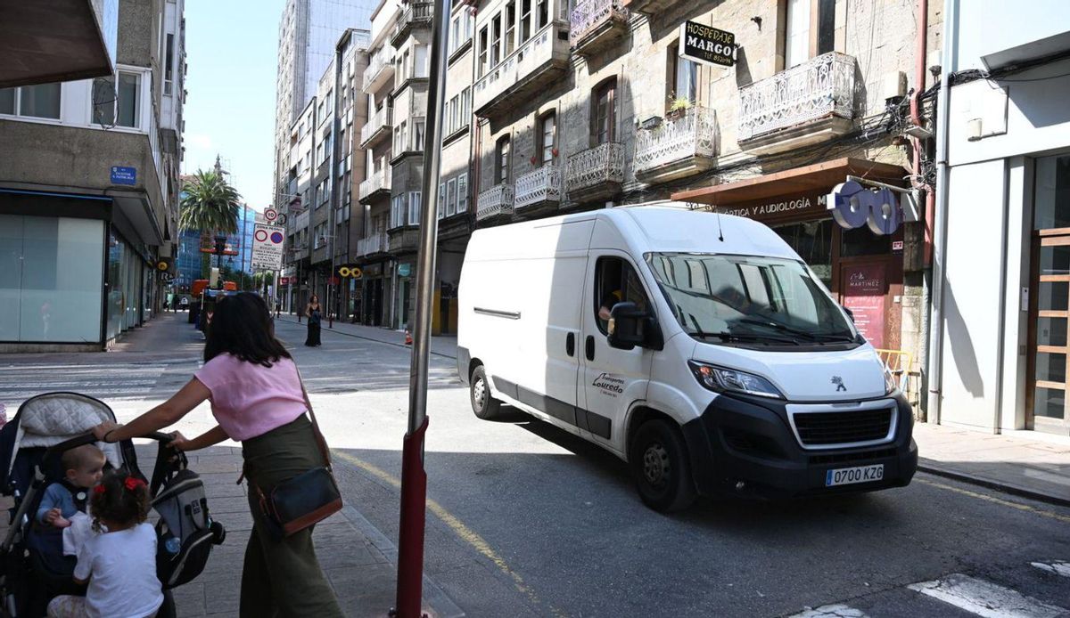 Con la llegada de la tarde vehículos y viandantes pudieron recorrer la calle Riestra. |  Rafa Vázquez