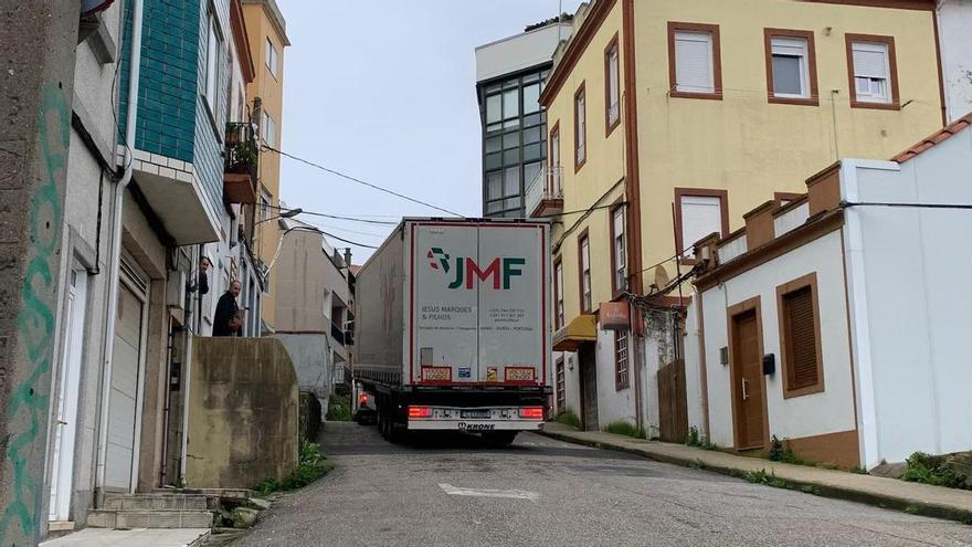 El GPS encaja a un camión portugués en el corazón de Teis