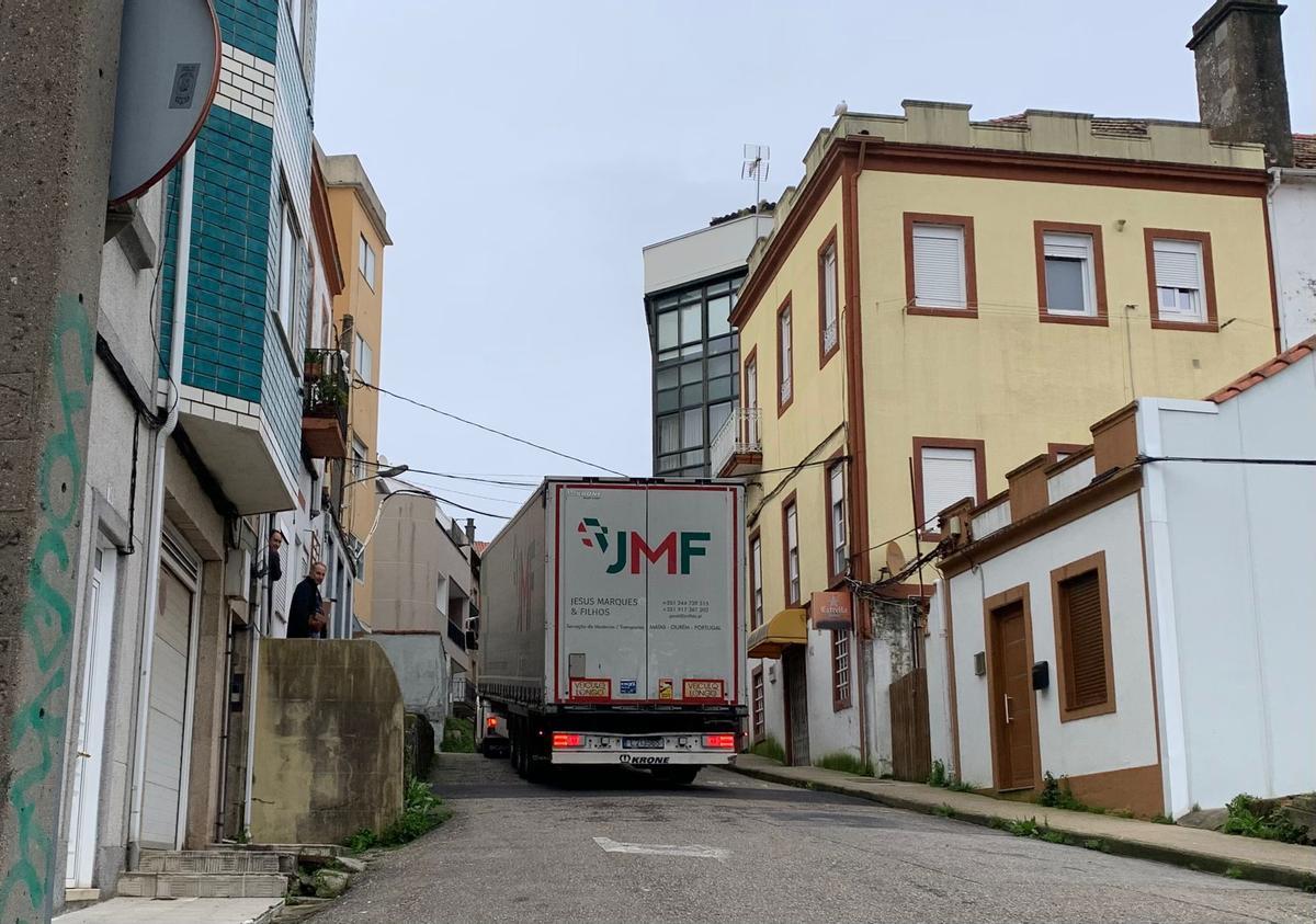 El tráiler acorralado en una calle de Vigo.