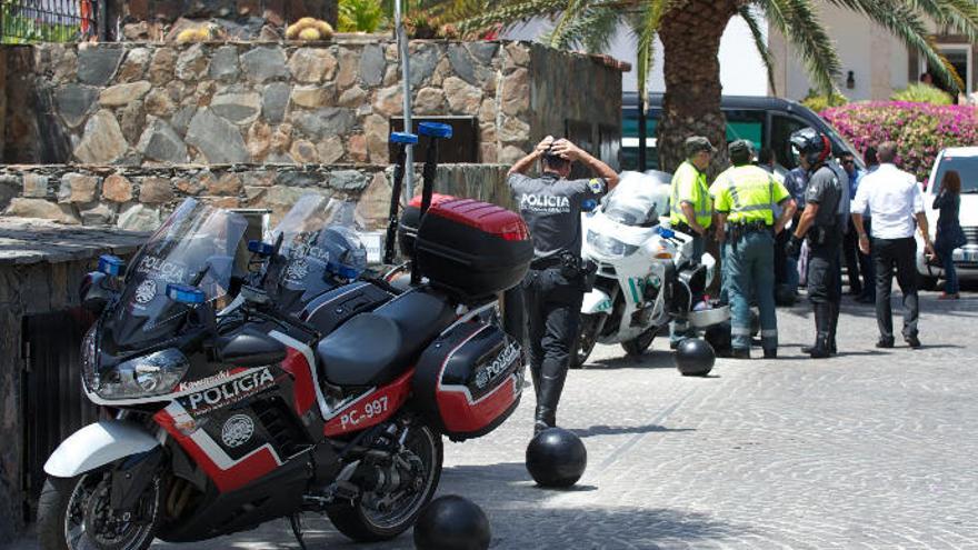 Agentes de la Policía Canaria y de la Guardia Civil en un acto conjunto de seguridad. En primer plano motos del cuerpo autonómico.