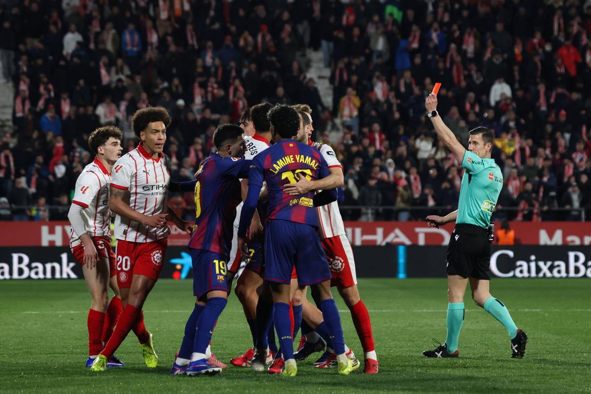 Tangana tras la tarjeta roja a Joel Roca por su dura entrada sobre Lamine Yamal
